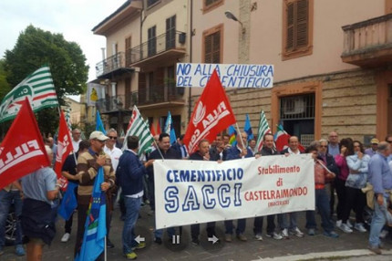 I 71 dipendenti del cementificio Sacci di Castelraimondo hanno manifestato contro il rischio di chiusura dello stabilimento