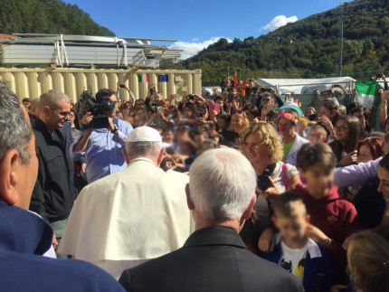 Papa Francesco in visita nelle zone terremoto: assieme ai fedeli ad Arquata del Tronto. Foto da https://twitter.com/GregBurkeRome