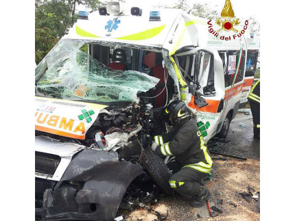 L'incidente tra un'ambulanza e un furgone avvenuto a Corridonia