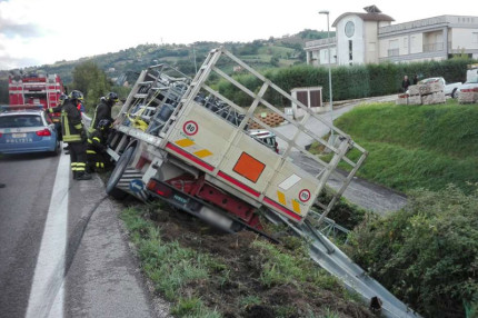 Incidente sulla SS77: un autocarro è uscito di strada perdendo gran parte del suo carico di bombole gpl