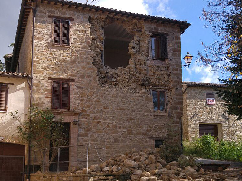 Il terremoto del 26 ottobre 2016 ha danneggiato fortemente innumerevoli strutture a Castelraimondo, un'abitazione in frazione Collina