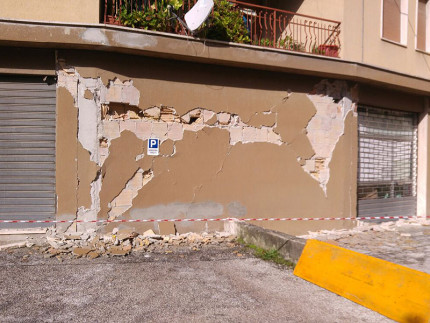 Il terremoto del 26 ottobre 2016 ha danneggiato fortemente innumerevoli strutture a Castelraimondo, un'abitazione in viale Europa