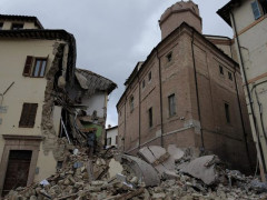 Il campanile di Camerino crollato su un'abitazione dopo il terremoto del 30 ottobre