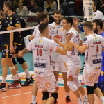 L'esultanza dei giocatori della Lube Civitanova per la vittoria contro la Bunge Ravenna