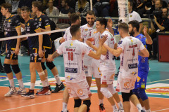 L'esultanza dei giocatori della Lube Civitanova per la vittoria contro la Bunge Ravenna