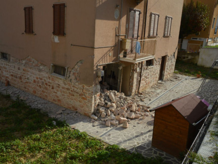 Crollo di un edificio a San Severino Marche per il terremoto