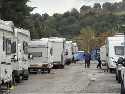 Roulottes e camper ospitano la popolazione di San Severino Marche dopo il sisma del 30 ottobre 2016