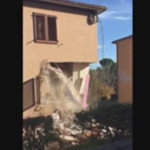 Crolla un'abitazione a San Severino Marche a un mese dal terremoto del 30 ottobre 2016