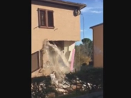 Crolla un'abitazione a San Severino Marche a un mese dal terremoto del 30 ottobre 2016