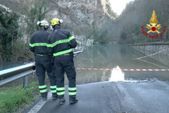 L'allagamento a Visso della strada provinciale 209 Valnerina provocato dalla deviazione del fiume Nera per la frana dovuta al terremoto del 30 ottobre 2016