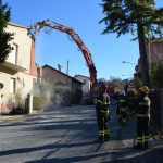 i Vigili del Fuoco durante la demolizione a San Severino