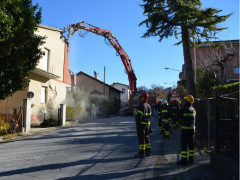 i Vigili del Fuoco durante la demolizione a San Severino