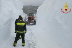 L'intervento dei Vigili del Fuoco nell'ascolano per raggiungere la frazione di Colle rimasta isolata dopo l'abbondante nevicata del gennaio 2017