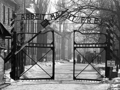 Il cancello del campo di concentramento di Auschwitz, Giornata della Memoria, 27 gennaio 1945