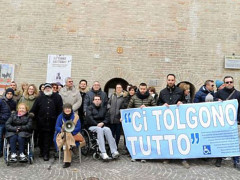 Sit-in in piazza della Libertà dei disabili