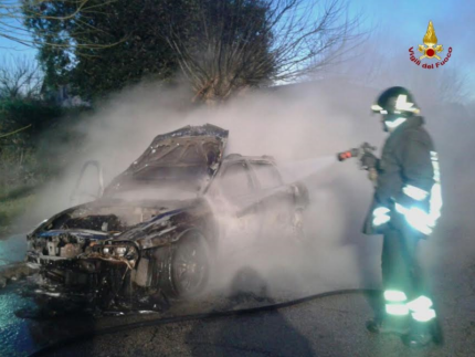 Veicolo in fiamme a Porto Recanati