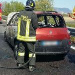 Auto in fiamme lungo l'A14