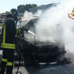 Auto in fiamme lungo l'A14