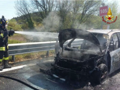 Auto in fiamme lungo l'A14