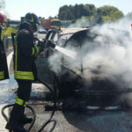 Auto in fiamme lungo l'A14