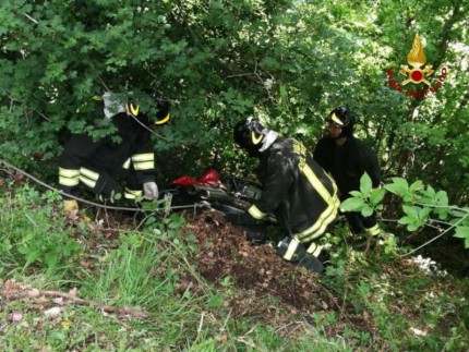 Motociclista finisce in un burrone