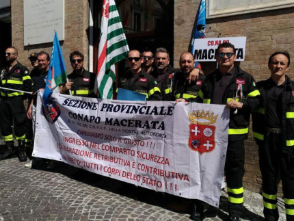 Vigili del Fuoco in Piazza della Libertà