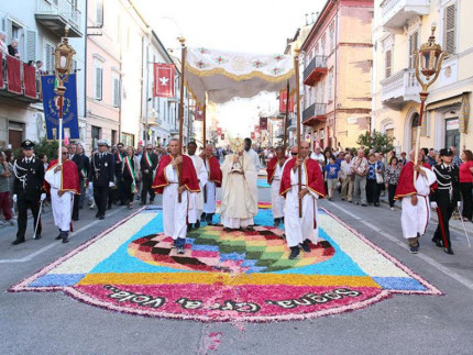 La 25° edizione dell'Infiorata di Castelraimondo