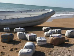 Il gommone pieno di marijuana trovato sulla costa di Porto Recanati