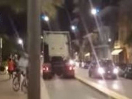 Camion contromano lungo la pista ciclabile di Civitanova Marche