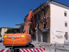 Demolizione edificio a Castelraimondo in Viale Europa