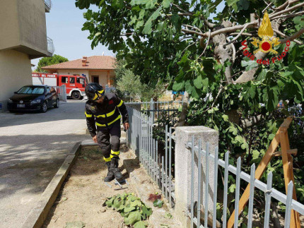 Cade dall'albero e rimane inflzato nella ringhiera del giardino a Montefano