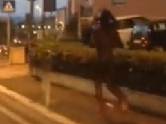 Un estratto del video del ragazzo che correva nudo in Via dei Velini
