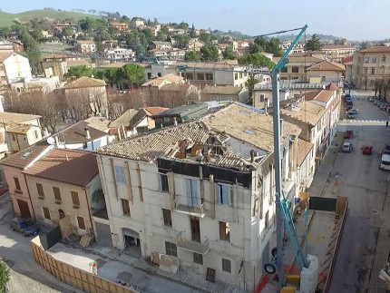 Demolizione edificio danneggiato dal sisma a Tolentino