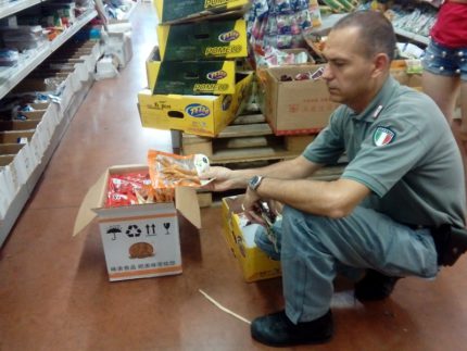 Controlli in un market cinese di Civitanova