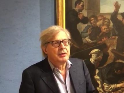 Vittorio Sgarbi alla mostra d'arte a Matelica