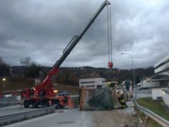 Camion ribaltato a Cingoli