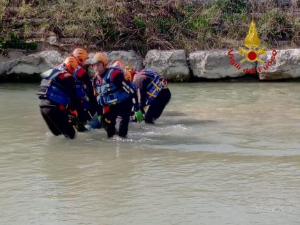 Cadavere ripescato dal fiume Potenza a Potenza Picena