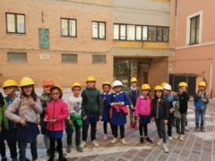 Alunni di fronte all'ex-scuola "Ugo Betti" di Camerino