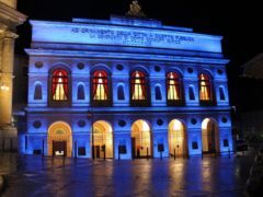 Sferisterio illuminato di blu per la Giornata mondiale dell'autismo