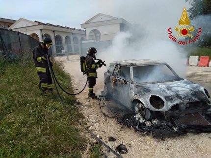 Auto distrutta dalle fiamme a Civitanova Marche