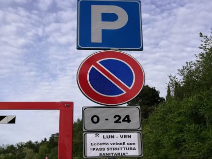 Parcheggi gratuiti per gli operatori sanitari di stanza presso l'ospedale di Macerata