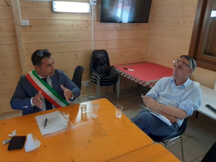 Il sindaco di Pieve Torina Alessandro Gentilucci assieme al commissario per la ricostruzione Giovanni Legnini