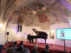 Esibizione di Mark Kostabi a Potenza Picena
