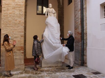 Statua di Esculapio a Macerata