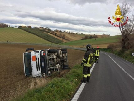 Autobotte uscita di strada a Montecassiano