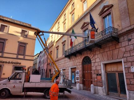 Bandiere affisse sulla facciata del Comune di Camerino