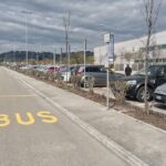 Fermata dell'autobus davanti al centro vaccinazioni di Piediripa