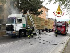 Incendio di un autocarro a Macerata