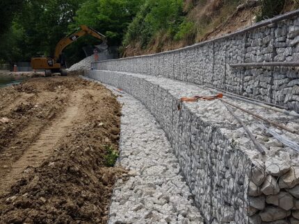 Lavori sul corso del fiume Potenza