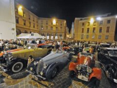 Automobili d'epoca in piazza Vittorio Veneto a Macerata